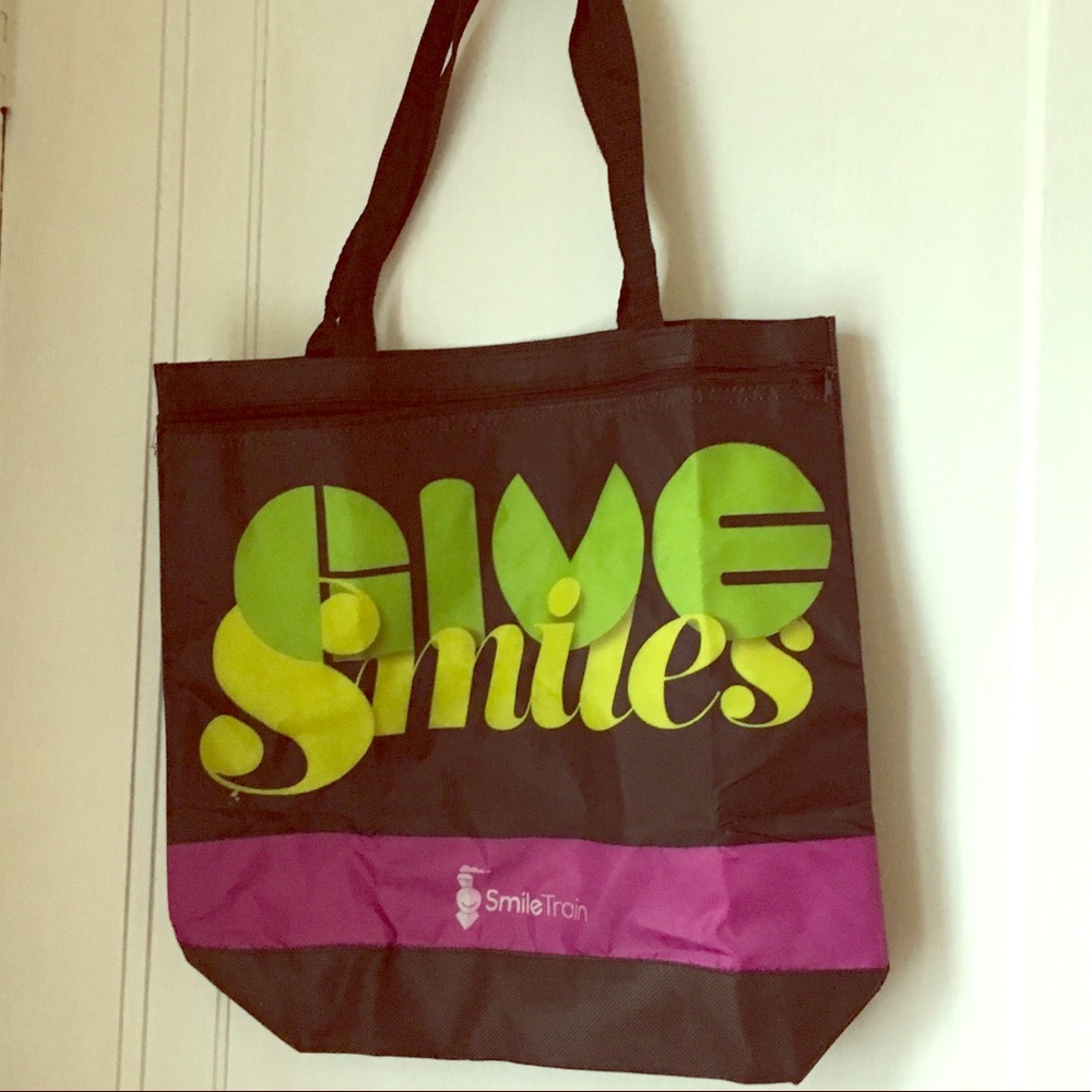 “Give smile” nylon bag with a zipper